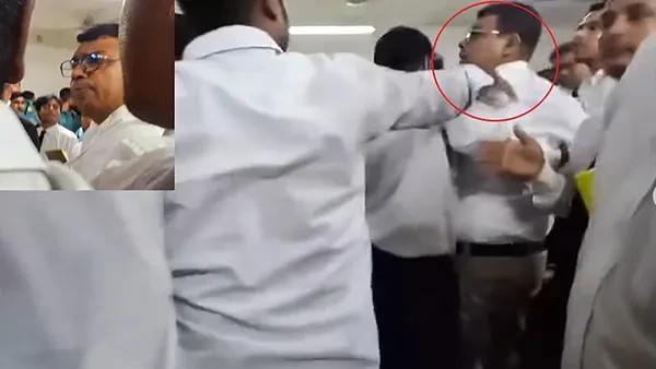 এজলাসে বিচারকের সামনেই সাংবাদিককে মারধর